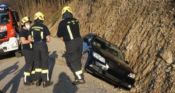 Feuerwehr muss BMW von jungem Drifter aus Graben holen