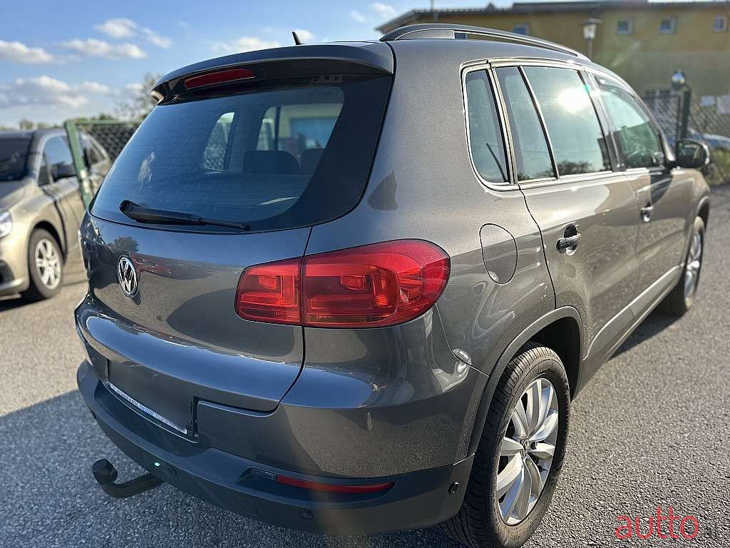 2011' Volkswagen Tiguan photo #3