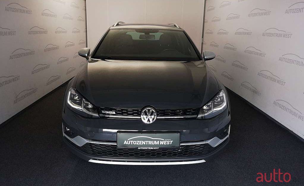 2020' Volkswagen Golf photo #1