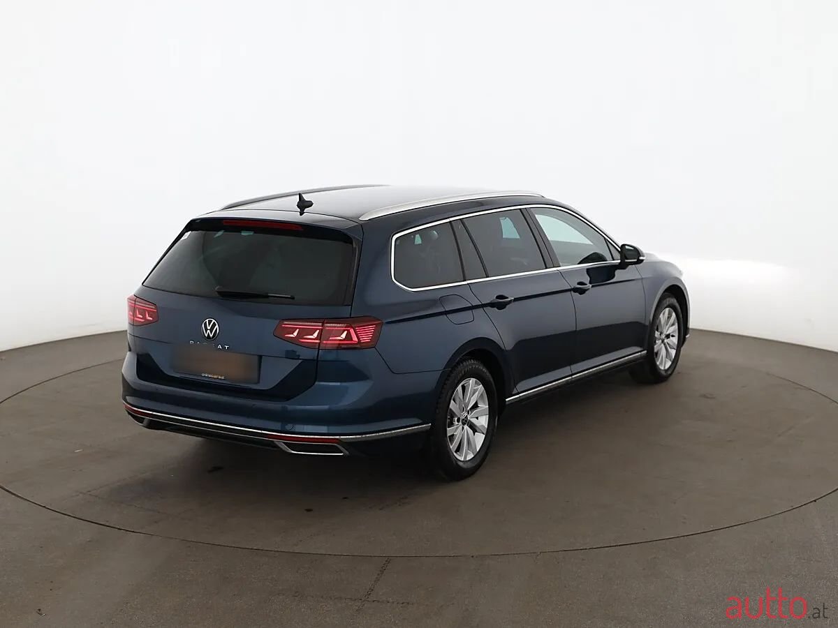 2023' Volkswagen Passat photo #2