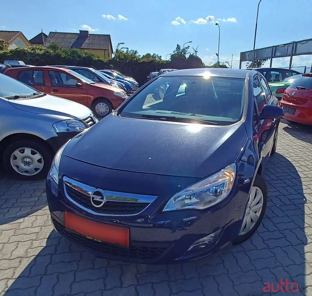 2012' Opel Astra photo #4