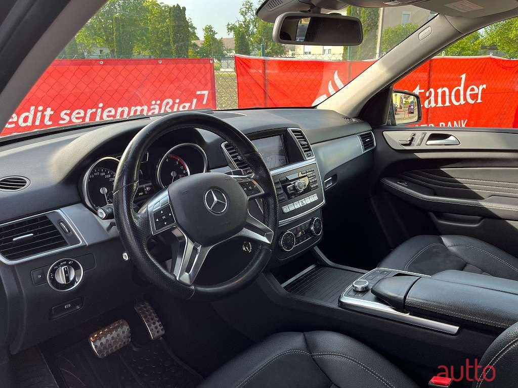 2012' Mercedes-Benz M-Klasse photo #3