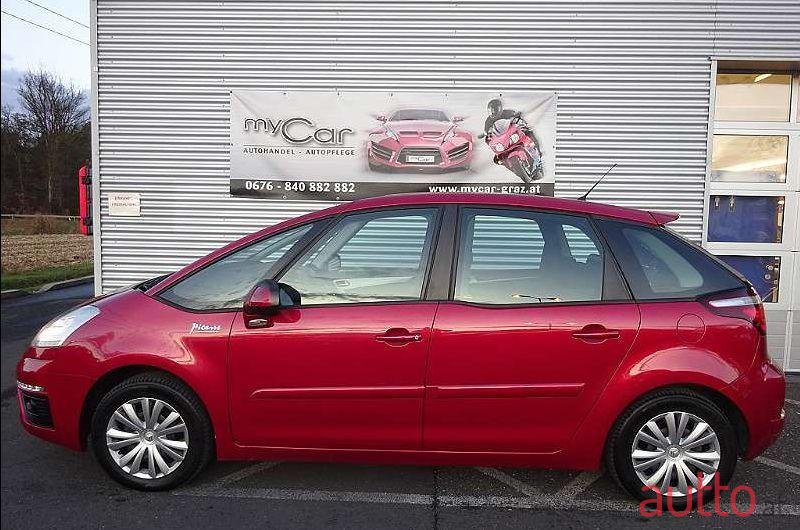 2011' Citroen C4 Picasso photo #1