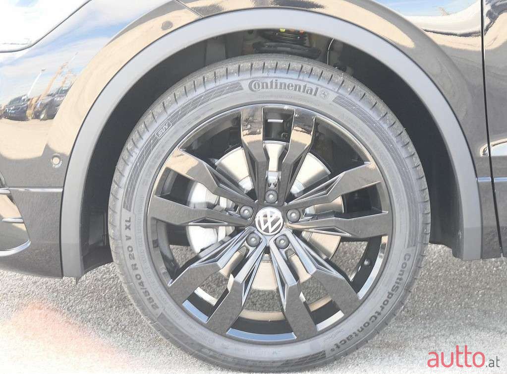 2023' Volkswagen Tiguan photo #3