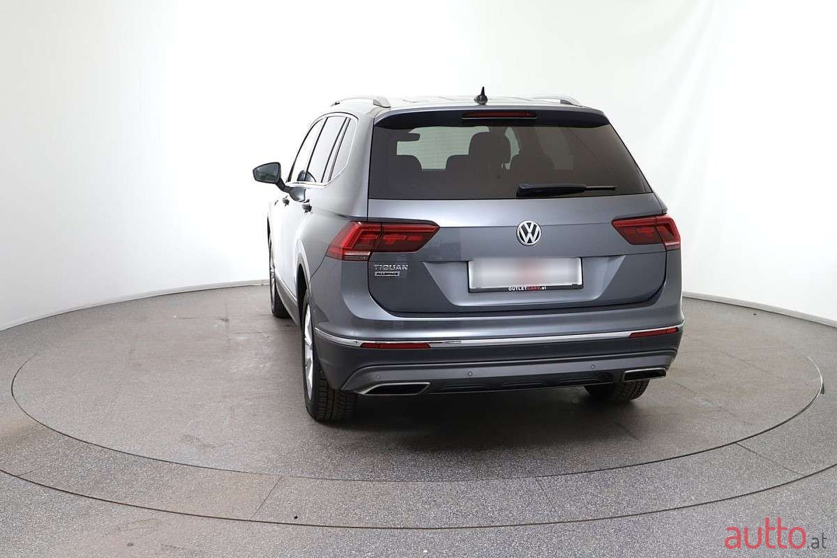 2019' Volkswagen Tiguan photo #2