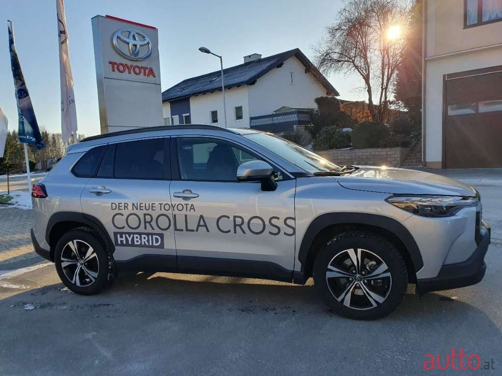 2022' Toyota Corolla Cross photo #2