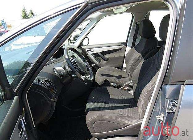 2010' Citroen C4 Picasso photo #1