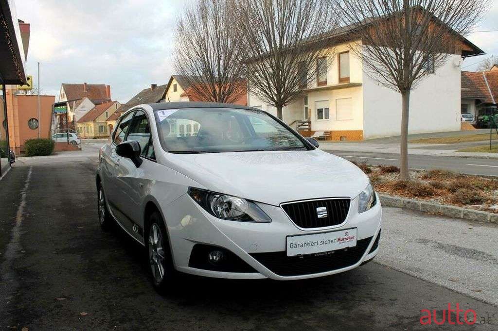 2011' SEAT Ibiza photo #2