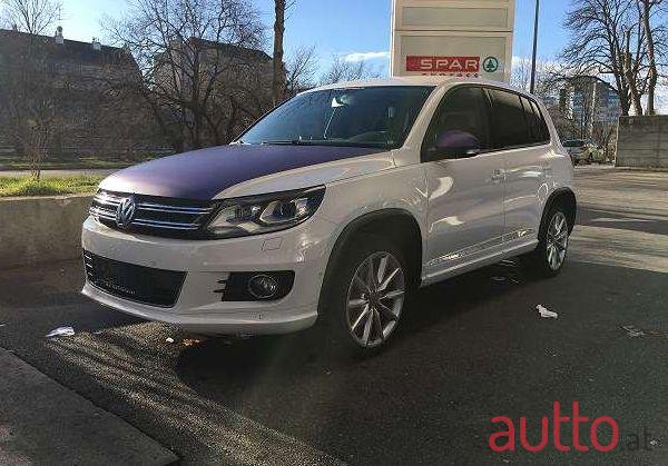 2011' Volkswagen Tiguan photo #1