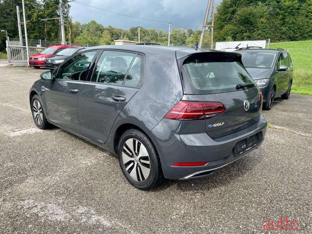 2017' Volkswagen Golf photo #2