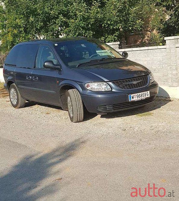 2002' Chrysler Voyager photo #1