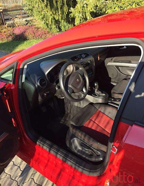 2011' SEAT Leon photo #2