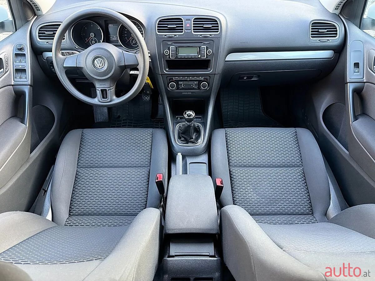 2011' Volkswagen Golf photo #4