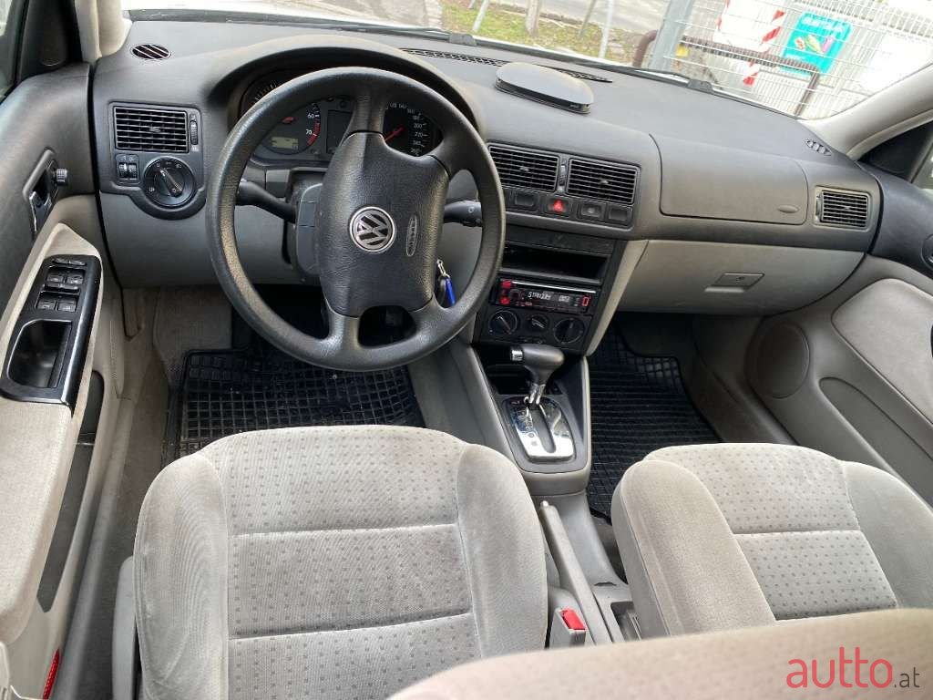 2001' Volkswagen Golf photo #6