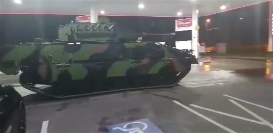 Panne! Schützenpanzer rollt in Shell-Tankstelle