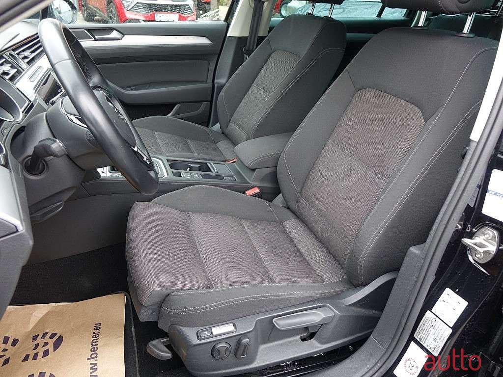 2019' Volkswagen Passat photo #3