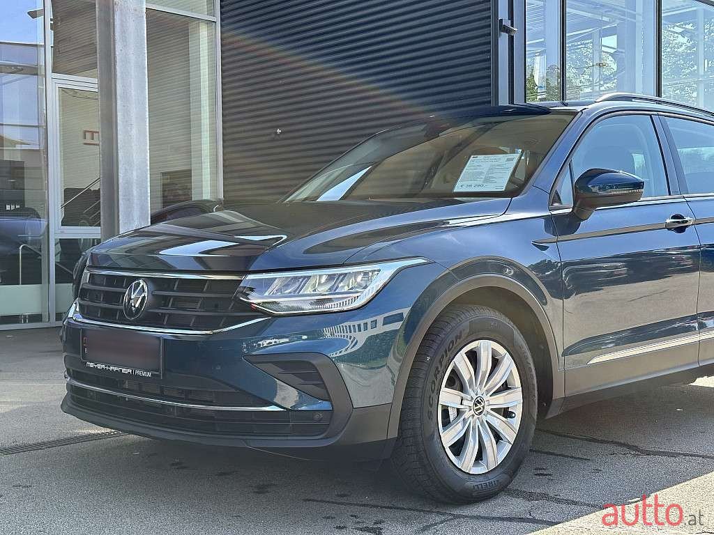 2022' Volkswagen Tiguan photo #3
