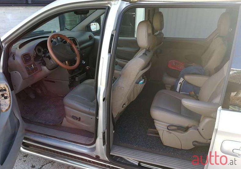 2002' Chrysler Voyager photo #3