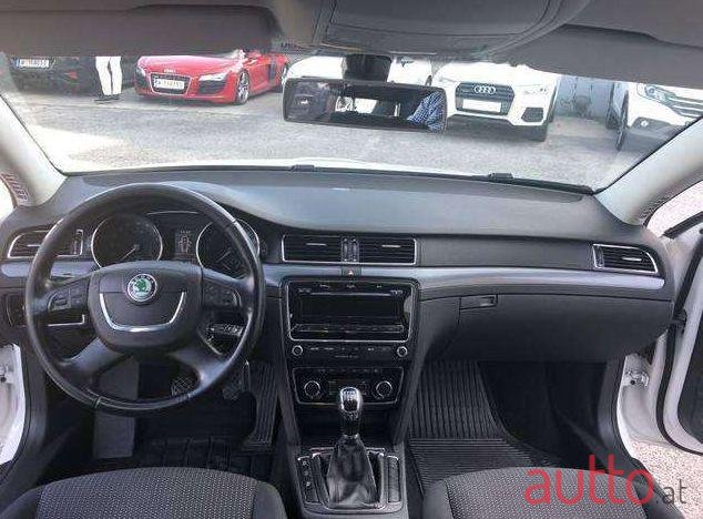 2011' Skoda Superb photo #3