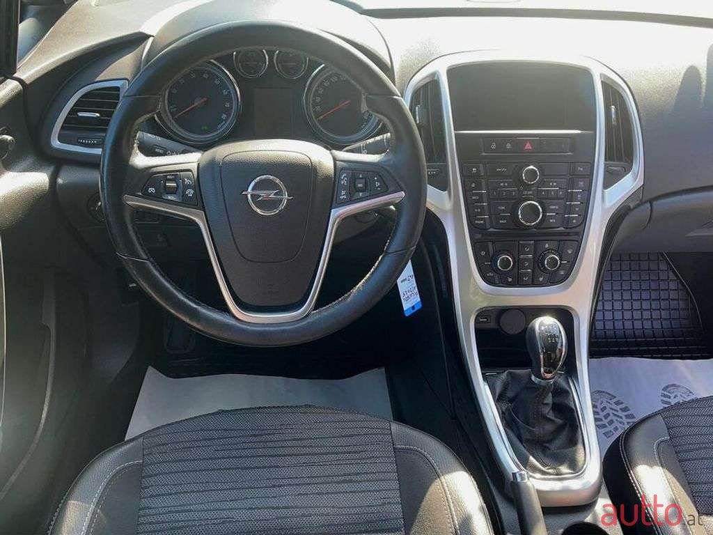 2014' Opel Astra photo #5