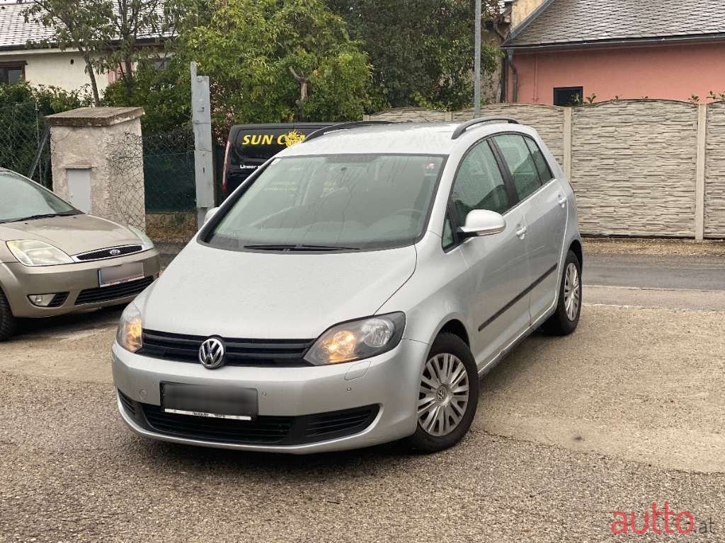 2010' Volkswagen Golf photo #1