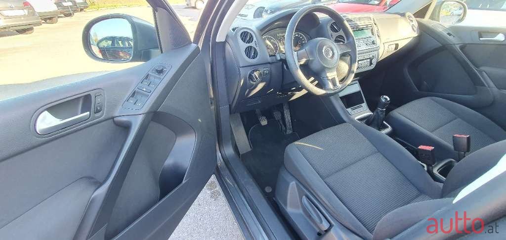 2012' Volkswagen Tiguan photo #6