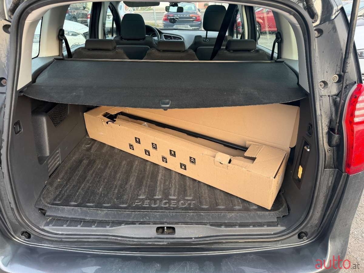 2011' Peugeot 5008 photo #6