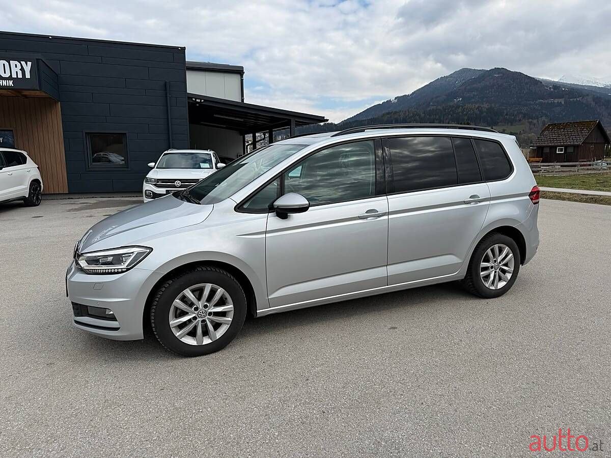 2019' Volkswagen Touran photo #3