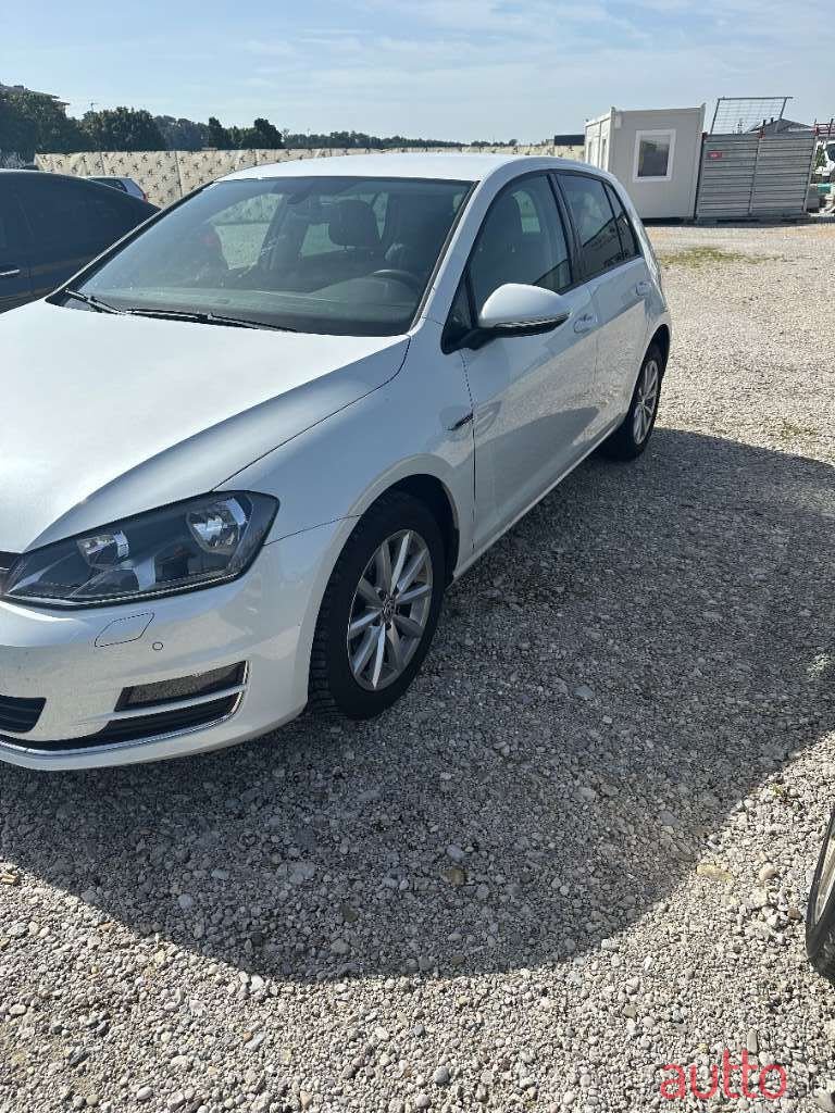 2015' Volkswagen Golf photo #2