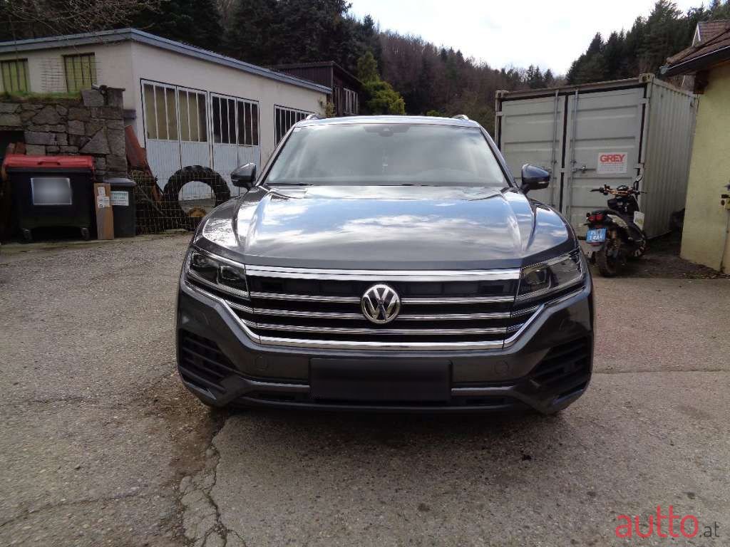 2019' Volkswagen Touareg photo #4