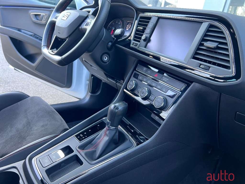2020' SEAT Leon photo #2