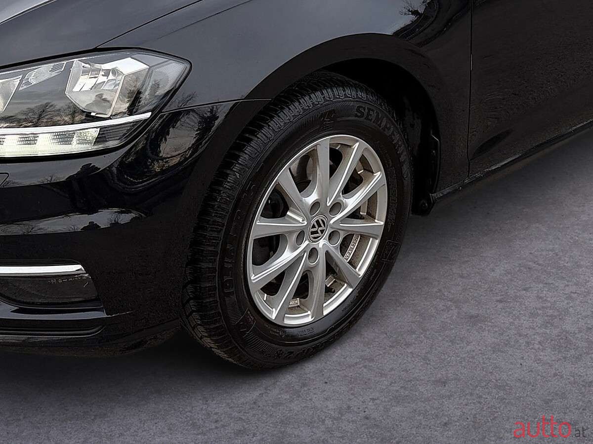 2017' Volkswagen Golf photo #4