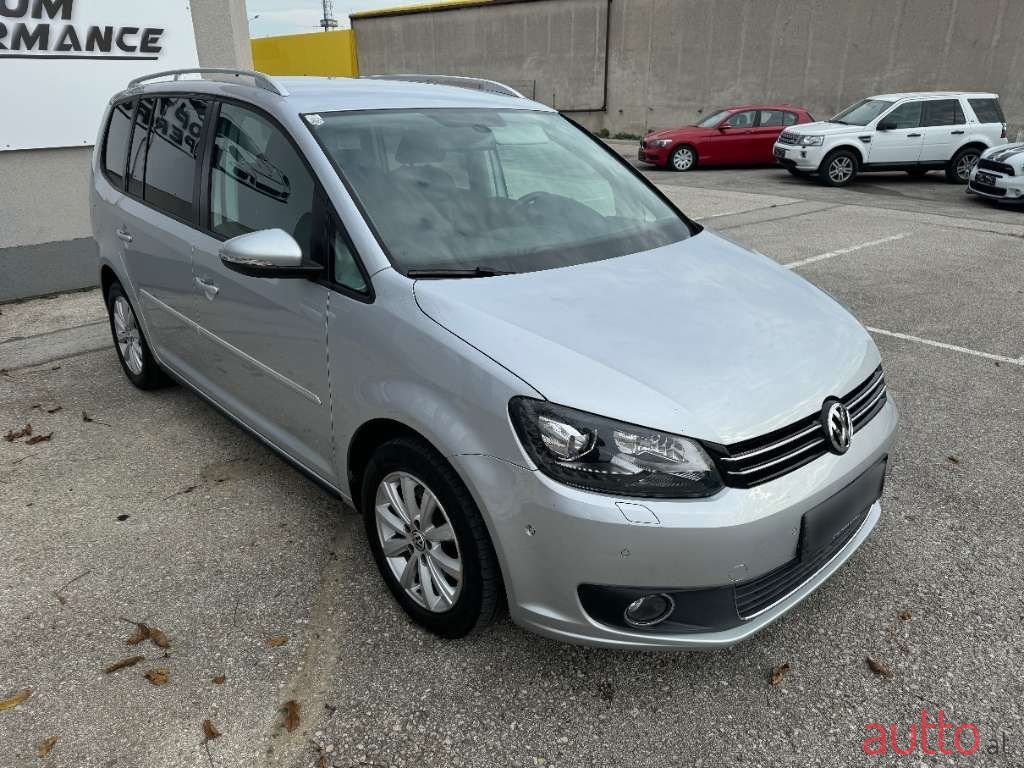 2011' Volkswagen Touran photo #2