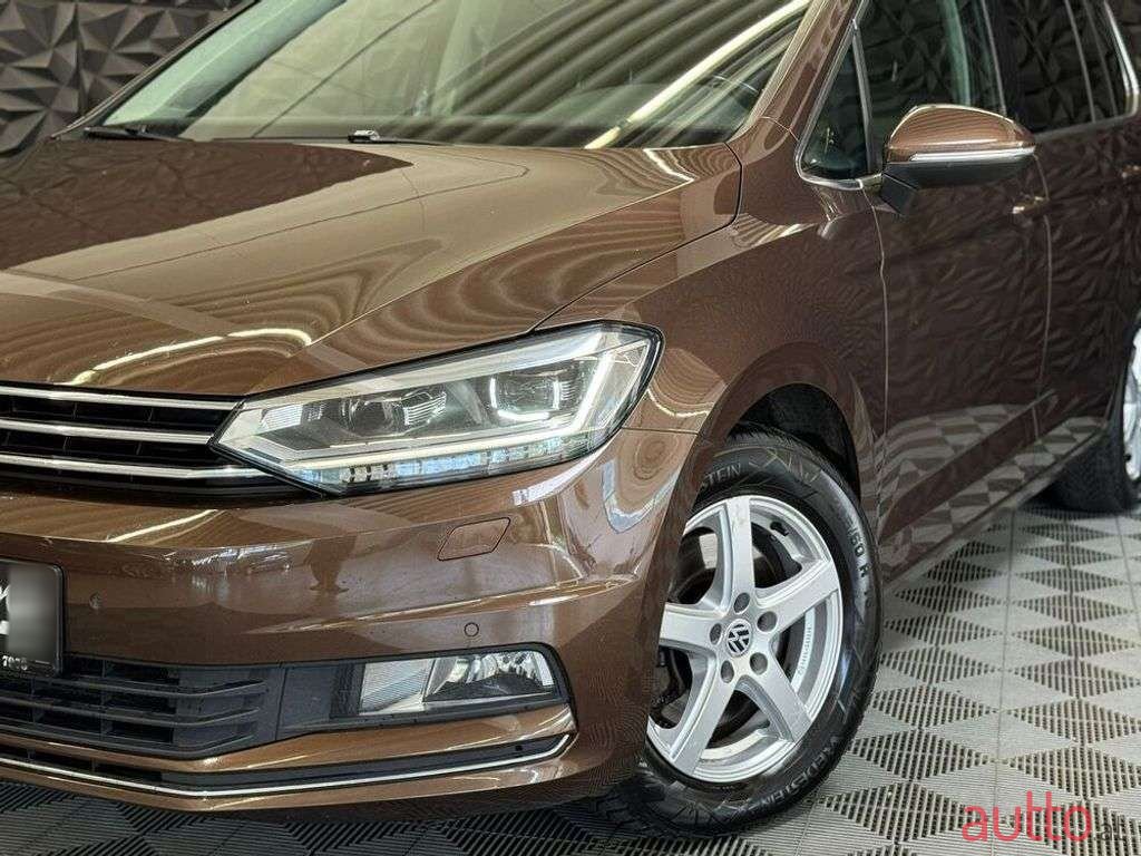 2017' Volkswagen Touran photo #2