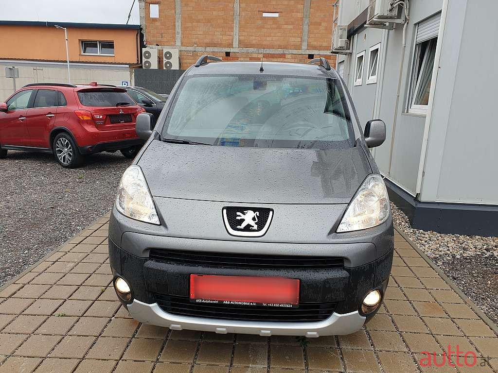 2011' Peugeot Partner photo #2