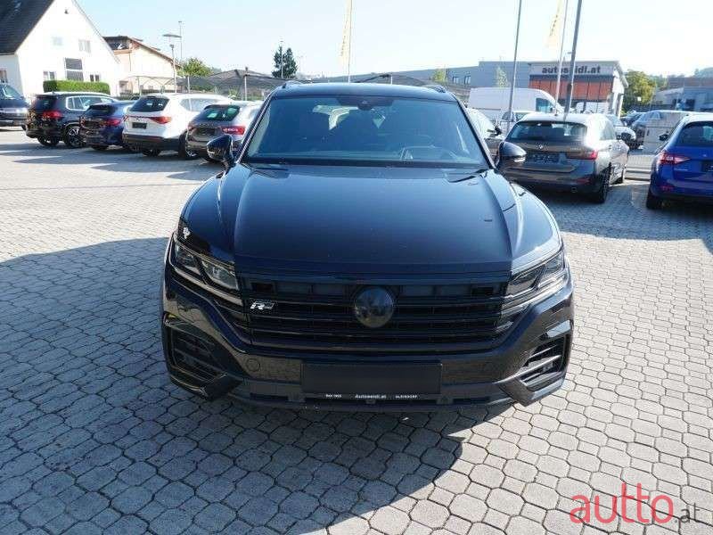 2020' Volkswagen Touareg photo #2