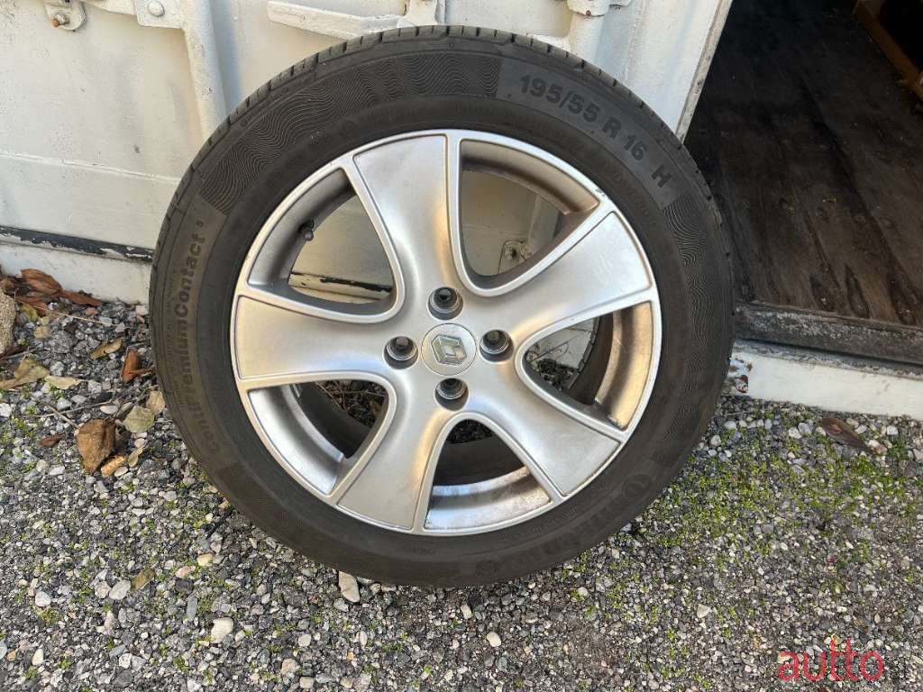 2013' Renault Clio photo #2