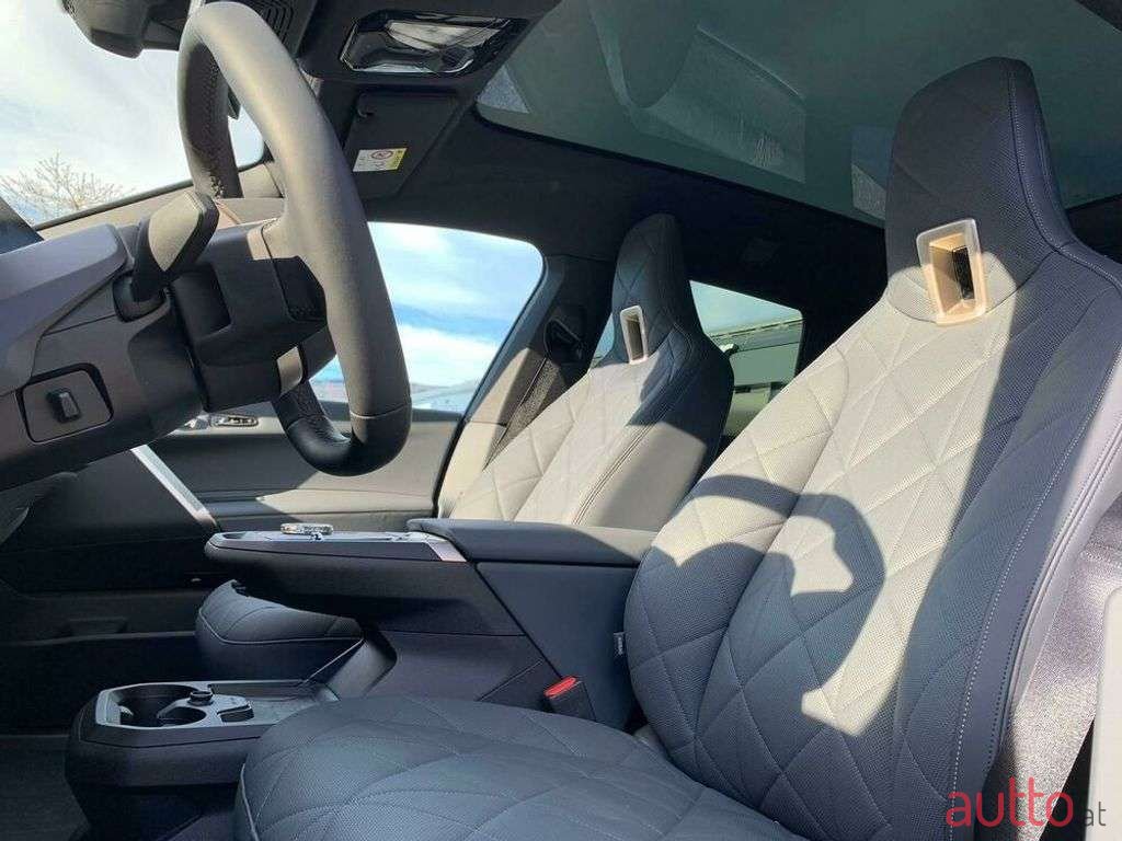 2022' BMW iX photo #6