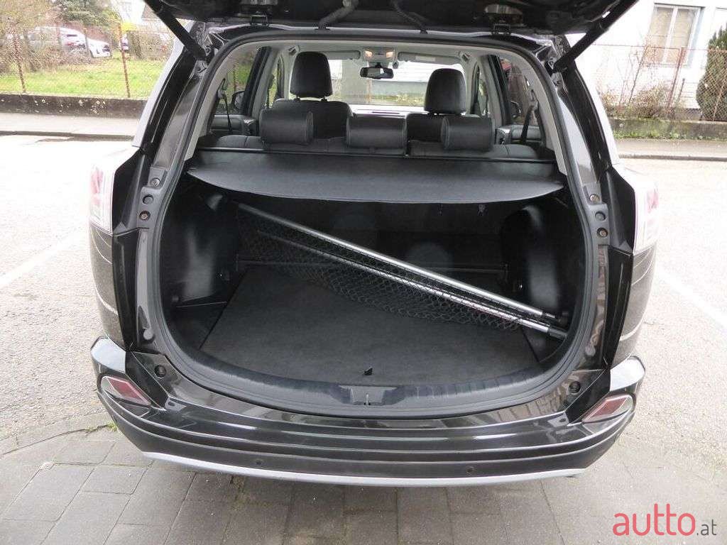 2016' Toyota RAV4 photo #4