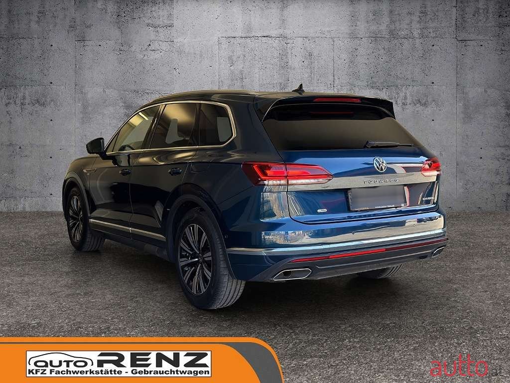 2022' Volkswagen Touareg photo #6