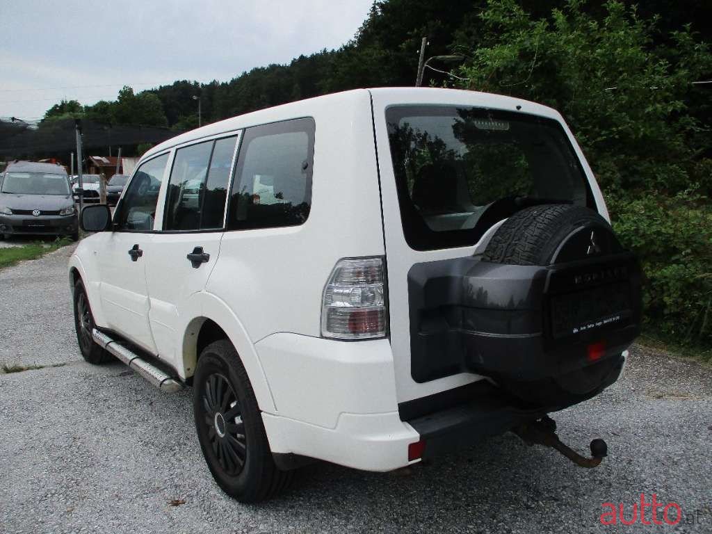 2011' Mitsubishi Pajero photo #2