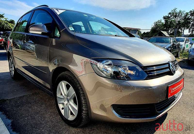 2009' Volkswagen Golf photo #3