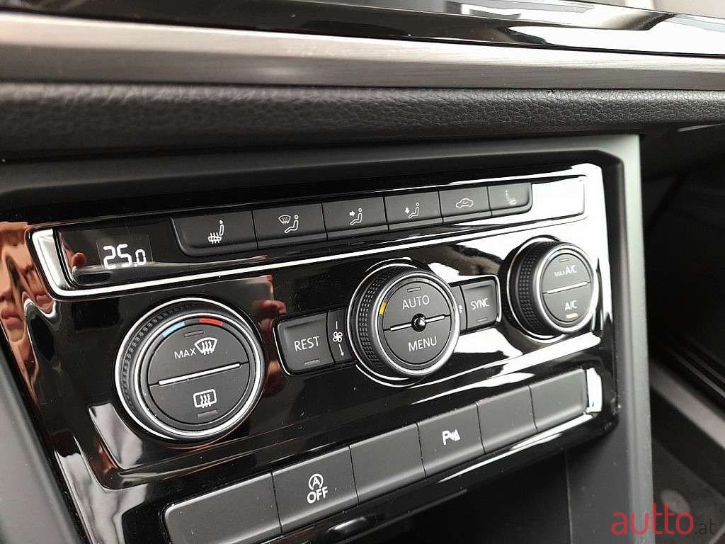 2018' Volkswagen Touran photo #4