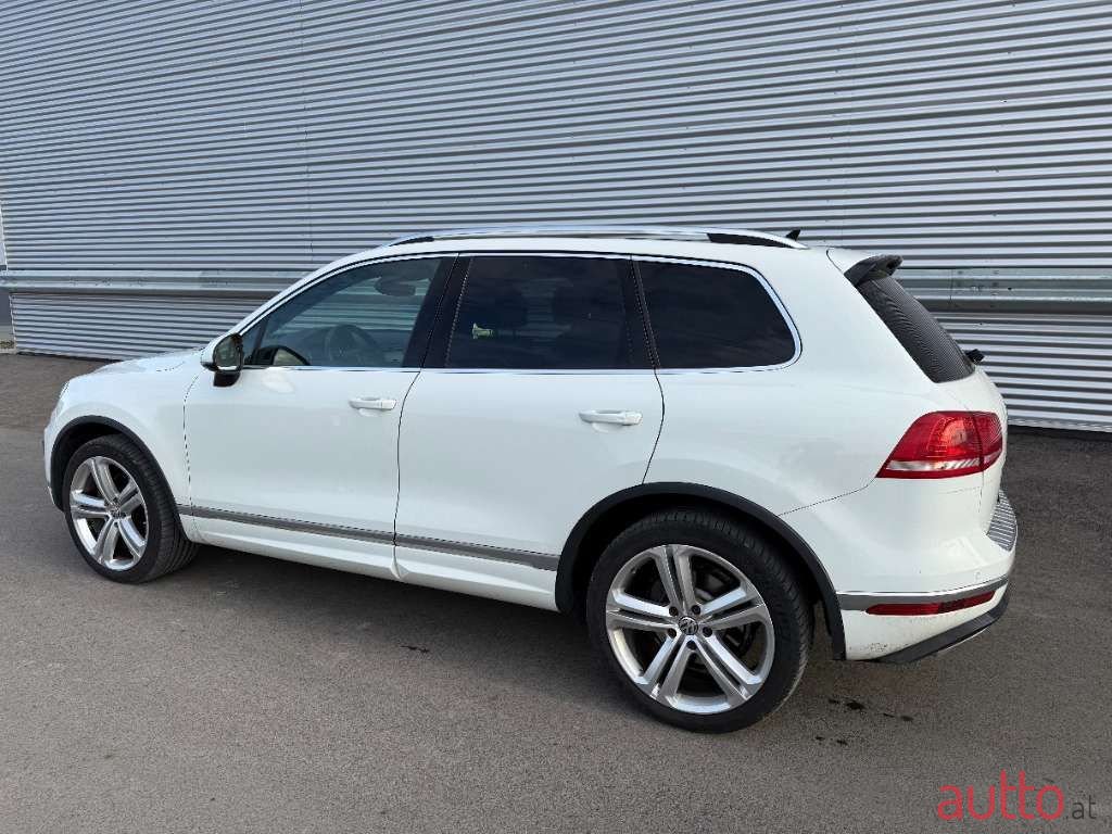 2017' Volkswagen Touareg photo #6