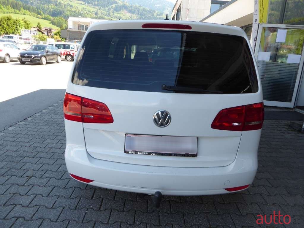 2011' Volkswagen Touran photo #3