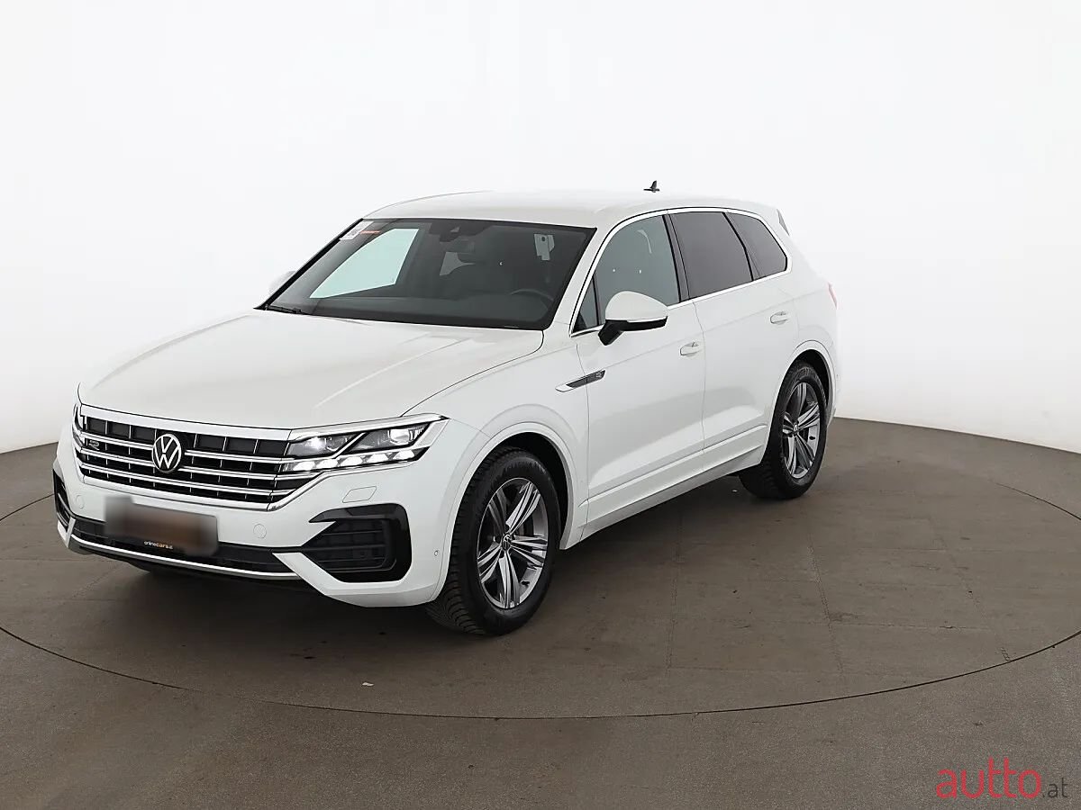2022' Volkswagen Touareg photo #1