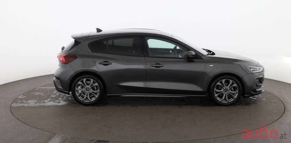 2022' Ford Focus photo #2