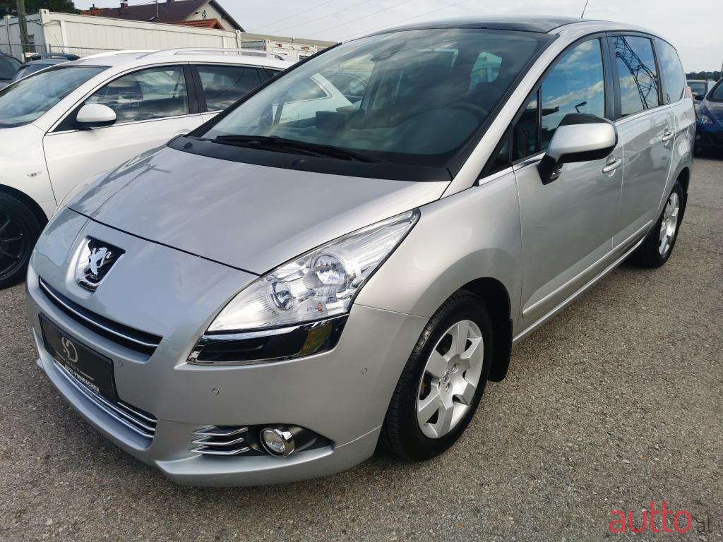 2011' Peugeot 5008 photo #3