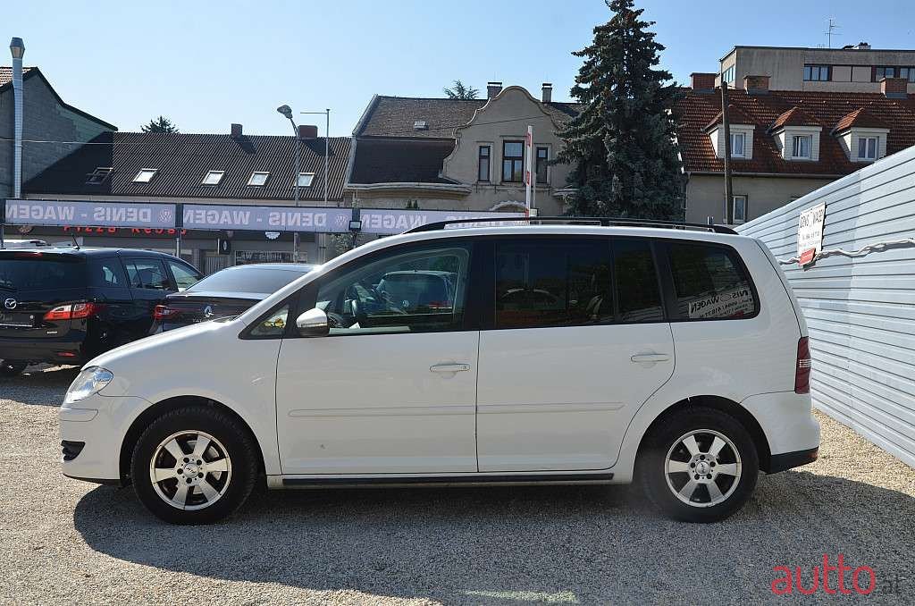 2009' Volkswagen Touran photo #4