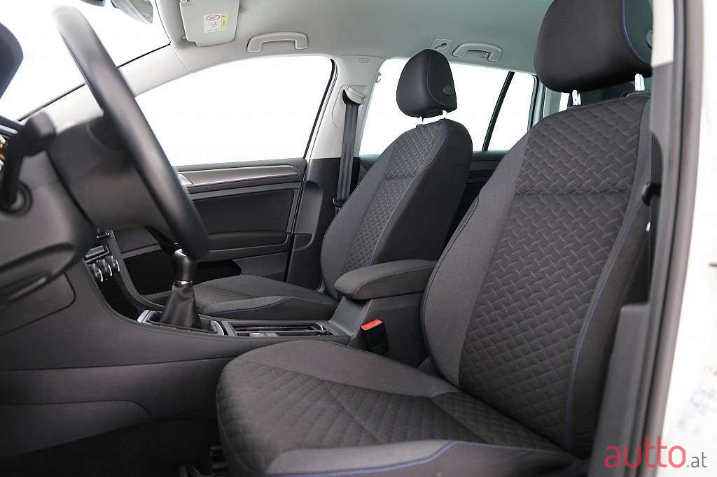 2018' Volkswagen Golf photo #4